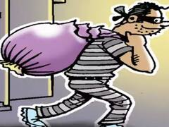 कोल्हापुरात चोरी, घरफोड्यांचे सत्र सुरुच; टिकावने दरवाजा तोडून साडे सात लाखांचे दागिने लंपास 