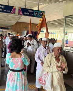 Ashadhi Wari 2023 :  वारकऱ्यांची 'मेट्रो वारी'! पुणे मेट्रोत 'जय जय राम कृष्ण हरी' चा जयघोष, पाहा फोटो...