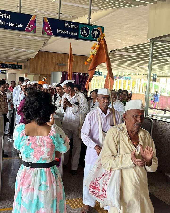 वारी मार्गावरुन लाखो वारकरी टाळ मृदुंगाच्या गजरात चालताना दिसत आहे.