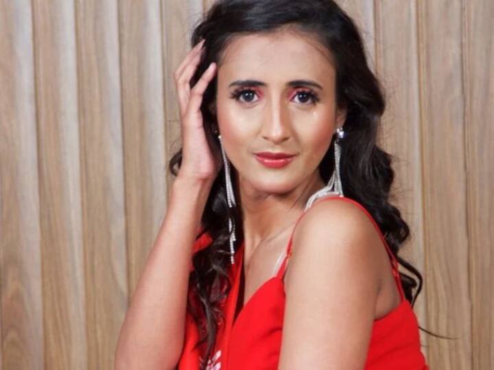 पाकिस्तान की कपोताक्खी चंचला डॉक्टर से मॉडल बनी हैं.