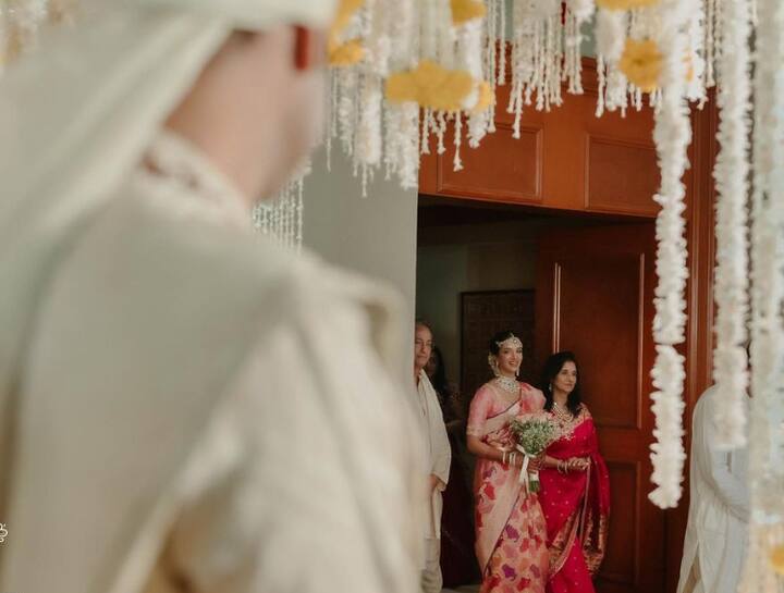 मधु आणि इराच्या लग्नसोहळ्याचे फोटो सोशल मीडियावर व्हायरल होत आहेत.