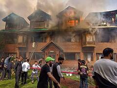 कश्मीर के होटल में लगी आग, देहरादून के बुजुर्ग पर्यटक की मौत, 4 कर्मचारी भी आए चपेट में