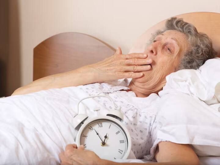 बूढ़े होने पर क्यों उड़ जाती है नींद? क्यों जल्दी उठने की लग जाती है आदत? कभी सोचा है इसका जवाब