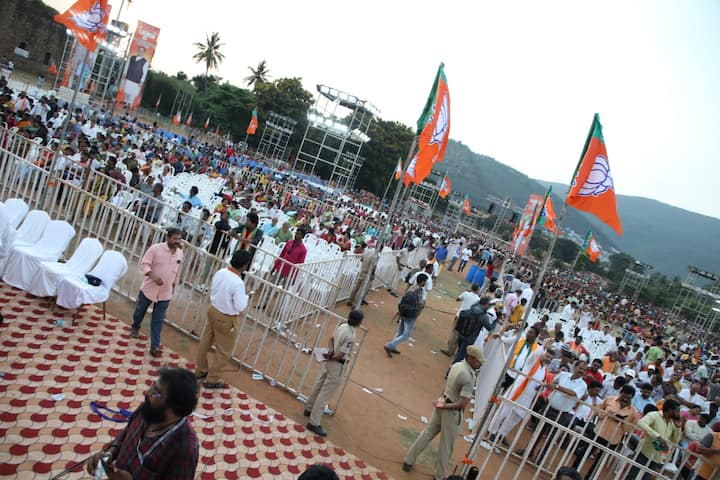 విశాఖ సభకు తరలి వచ్చిన బీజేపి శ్రేణులు