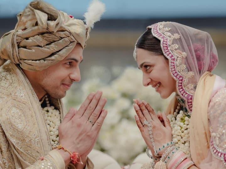 Siddharth Malhotra Wife Kiara Advani shares wedding photos with Kartik Aaryan from Satyaprem Ki Katha then deletes the post Siddharth Malhotra को छोड़ Kiara Advani ने इस एक्टर के साथ री-क्रिएट किया शादी का मोमेंट, फिर डिलीट किया पोस्ट!