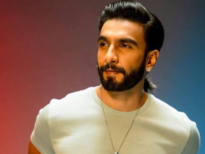 एक्टर रणवीर सिंह भी महंगी गाड़ियों के शौकीन हैं. उनके पास एस्टन मार्टिन स्पोर्ट्स कार हैं. इस कार की कीमत 8 करोड़ रुपए है.