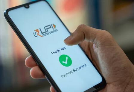 ਬਿਨਾਂ ਇੰਟਰਨੈੱਟ ਦੇ ਵੀ ਕਰ ਸਕੋਗੇ ਭੁਗਤਾਨ : ਯੂਨੀਫਾਈਡ ਪੇਮੈਂਟਸ ਇੰਟਰਫੇਸ (UPI) ਰੀਅਲ ਟਾਈਮ ਵਿੱਚ ਤੇਜ਼ ਅਤੇ ਤਤਕਾਲ ਭੁਗਤਾਨ ਦੀ ਸਹੂਲਤ ਪ੍ਰਦਾਨ ਕਰਦਾ ਹੈ, ਜਿਸ ਦੀ ਵਰਤੋਂ 24 ਘੰਟਿਆਂ ਵਿੱਚ ਕਿਸੇ ਵੀ ਸਮੇਂ ਕੀਤੀ ਜਾ ਸਕਦੀ ਹੈ। ਹੁਣ ਤੱਕ ਯੂਪੀਆਈ ਦੁਆਰਾ ਭੁਗਤਾਨ ਦੀ ਸਹੂਲਤ ਸਮਾਰਟਫੋਨ ਜਾਂ ਯੂਐਸਐਸਡੀ ਦੁਆਰਾ ਭੁਗਤਾਨ ਦੀ ਸਹੂਲਤ ਸੀ ਅਤੇ ਤੁਸੀਂ ਸਿਰਫ ਇੰਟਰਨੈਟ ਦੀ ਵਰਤੋਂ ਕਰਕੇ ਭੁਗਤਾਨ ਕਰ ਸਕਦੇ ਹੋ। ਹਾਲਾਂਕਿ, ਹੁਣ UPI 123PAY ਰਾਹੀਂ, PNB ਉਪਭੋਗਤਾ ਬਿਨਾਂ ਇੰਟਰਨੈਟ ਦੇ ਭੁਗਤਾਨ ਦੇ ਲਾਭ ਲੈ ਸਕਦੇ ਹਨ। ਇਹ ਸਹੂਲਤ ਕਿਸੇ ਵੀ ਫੀਚਰ ਫੋਨ 'ਤੇ ਜਾਂ ਘੱਟ ਇੰਟਰਨੈਟ ਕਨੈਕਟੀਵਿਟੀ ਵਾਲੇ ਖੇਤਰਾਂ ਵਿੱਚ UPI ਲੈਣ-ਦੇਣ ਲਈ ਉਪਲਬਧ ਹੋਵੇਗੀ।