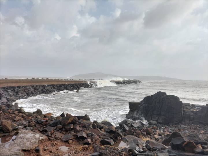 तर पंधरा पर्यटक जखमी झाल्याची प्राथमिक माहिती आहे.