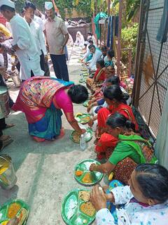 Ashadhi wari 2023 : पुण्यात वारकऱ्यांसाठी सुषमा अंधारेंनी पदर खोचला अन्  पोळ्या लाटल्या...