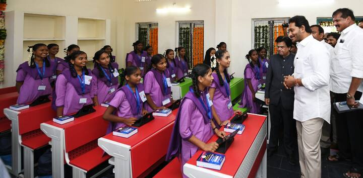 తరగతి గదిలో విద్యార్దినులతో ముచ్చటిస్తున్న సీఎం జగన్