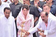 एमपी चुनाव के लिए भाई के नक्शे कदम पर चलीं प्रियंका, 5 साल पहले  राहुल गांधी ने भी जबलपुर में किया था ये काम