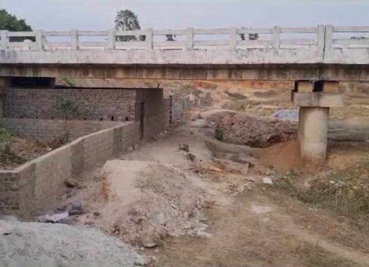 Chhattisgarh: छत्तीसगढ़ में अजीबो-गरीब मामला, पुल के नीचे जहां बहता है पानी वहां बाउंड्री बना रहे थे रसूखदार Chhattisgarh captives were made under bridge in jashpur know in detail ANN Chhattisgarh: छत्तीसगढ़ में अजीबो-गरीब मामला, पुल के नीचे जहां बहता है पानी वहां बाउंड्री बना रहे थे रसूखदार