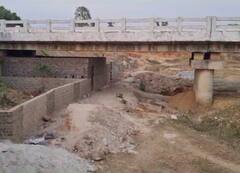 छत्तीसगढ़ में अजीबो-गरीब मामला, पुल के नीचे जहां बहता है पानी वहां बाउंड्री बना रहे थे रसूखदार