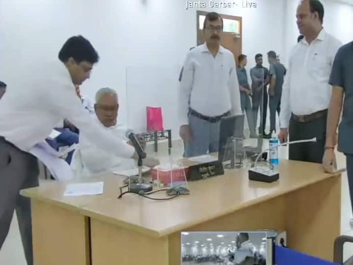 Bihar CM Nitish Kumar Shouts on Officer in Janta Darbar After Falling Paper Janta Darbar: जनता दरबार में अधिकारी के हाथ से जब नीचे गिर गया कागज, भड़के CM नीतीश कुमार, बोले- तुम्हारा...