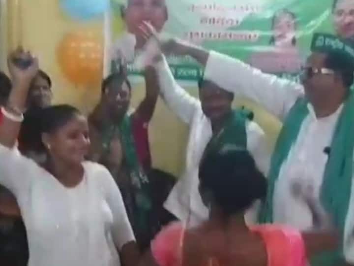 Dhanbad RJD Women Workers dance on obscene songs On Lalu Yadav birthday Jharkhand Ann Dhanbad: धनबाद में लालू यादव के जन्मदिन पर महिला कार्यकर्ताओं ने किया अश्लील गानों पर डांस, जमकर उड़ाए गए नोट