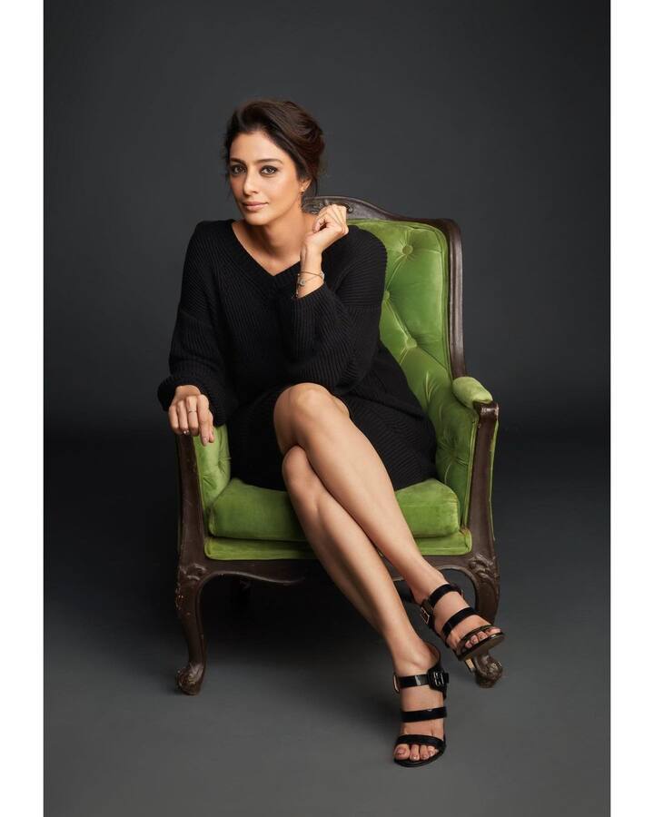 અભિનેત્રીએ ક્રીમ રંગનો કોટન વન પીસ ડ્રેસ પહેર્યો છે જેમાં અભિનેત્રી તેના ક્લીવેજને ફ્લોન્ટ કરી રહી છે.