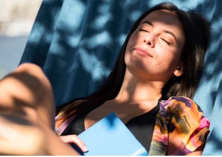 अगर आपका मूड खराब हो तो आप थोड़ी देर धूप में टहल लें. इससे शरीर में सेरोटोनिन का लेवल बढ़ जाता है, जो आपका मूड को अच्छा करने में काफी सहायता करता है.