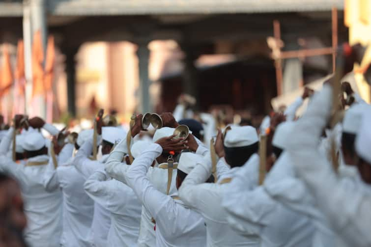 Ashadhi Wari Sant Nivruttinath palkhi leaves for Rahuri while Muktabai palkhi stops at Ambad today Ashadhi Wari : संत निवृत्तीनाथांच्या पालखीचे राहुरीकडे प्रस्थान, तर मुक्ताबाईंची पालखी आज अंबड मुक्कामी