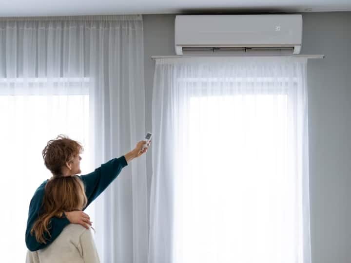 बजार में 5-6 हजार से लेकर कई लाख रुपये तक के एसी मौजूद हैं. एसी का काम कमरे के वातावरण को बाहर के मुकाबले ठंडा बनाना होता है. इसमें सामान्य तौर पर 16 डिग्री कम से कम और मैक्सिमम 30 डिग्री का तापमान सेट करने का ऑप्शन मिलता है. आज जानिए कि AC खरीदने से पहले आपको किन बातों का ध्यान रखना चाहिए?