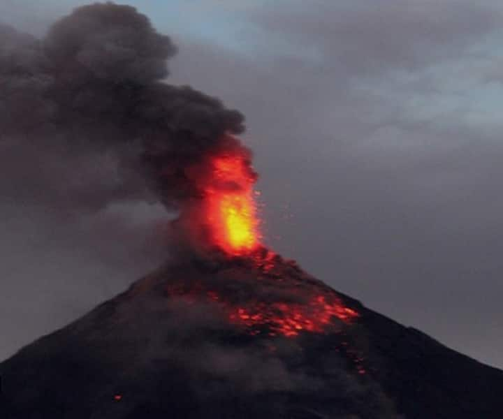 Philippines: पृथ्वी पर हजारों ज्वालामुखी पर्वत हैं. इनमें से फिलिपींस के ज्वालामुखी ऐसे हैं, जहां अक्सर विस्फोट होता रहता है. इन दिनों फिलिपींस के माउंट मेयोन ज्वालामुखी से जहरीला धुआं निकल रहा है.