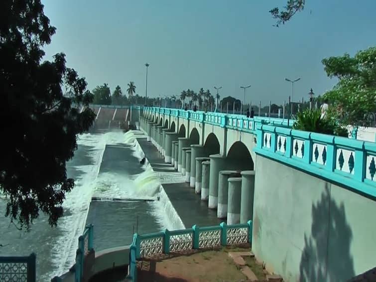 Mettur dam opening today: Painting work on stone bridges is busy TNN Mettur dam: மேட்டூர் அணை இன்று திறப்பு: கல்லணை பாலங்களில் வர்ணம் பூசும் பணிகள் மும்முரம்