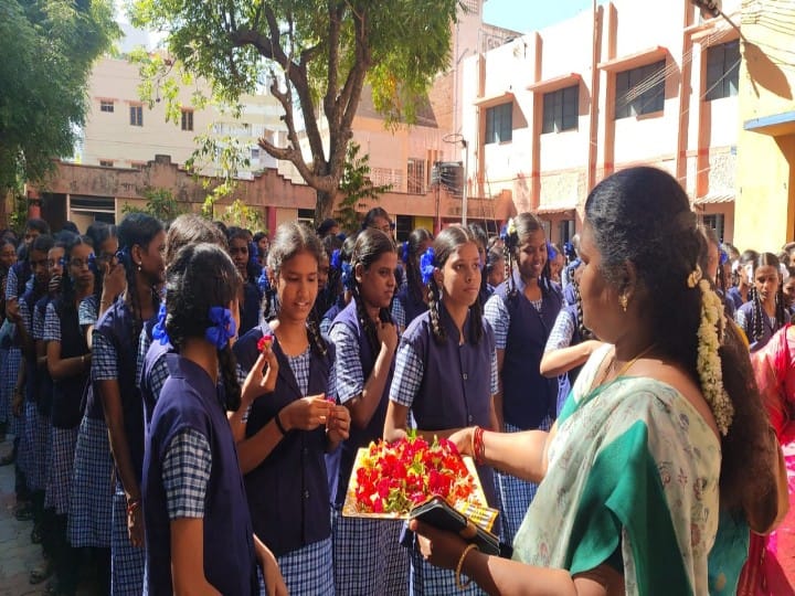 Schools Reopen: பள்ளி திறப்பு...சக மாணவிகளுக்கு கை கொடுத்து வாழ்த்து தெரிவித்து வரவேற்ற மதுரை மாற்றுத்திறனாளி மாணவி