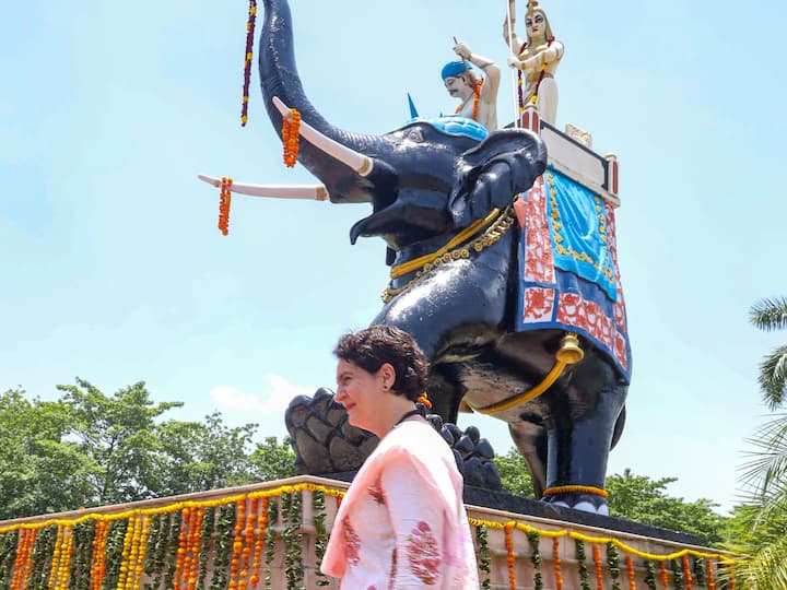 Priyanka Gandhi also garlanded the life-size  statue of Gond Rani Veerangana Rani Durgavati after Narmada Pujan in a bid to woo the tribal voters of the state. Image Source: PTI