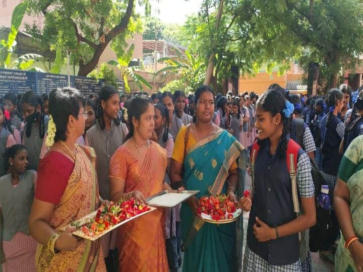 Madurai differently abled student welcomed her fellow students by shaking hands and greeting them TNN Schools Reopen: பள்ளி திறப்பு...சக மாணவிகளுக்கு கை கொடுத்து வாழ்த்து தெரிவித்து வரவேற்ற மதுரை மாற்றுத்திறனாளி மாணவி