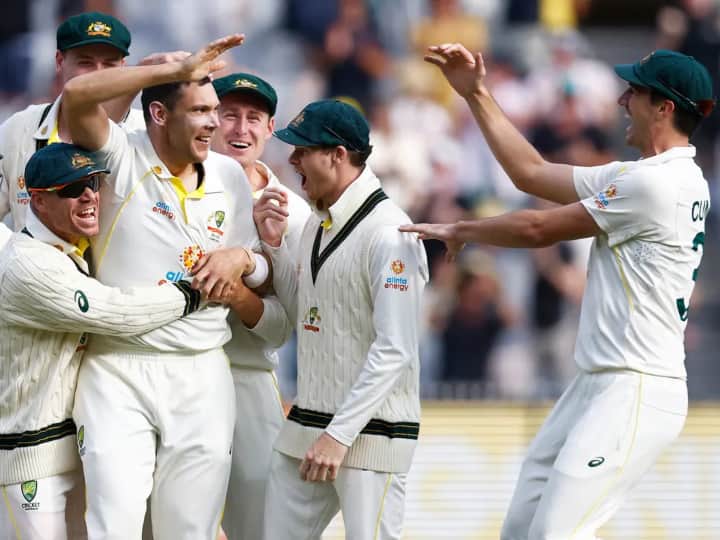 टीम इंडिया के बल्लेबाजों का फ्लॉप शो दूसरी पारी में भी जारी रहा. भारतीय टीम के सामने मैच जीतने के लिए 444 रनों का लक्ष्य था, लेकिन कोई बल्लेबाज पचास रनों का आंकड़ा पार नहीं कर सके. भारत के लिए विराट कोहली ने सबसे ज्यादा 49 रन बनाए. वहीं, भारतीय पारी महज 234 रनों पर सिमट गई. इस तरह कंगारूओं ने 209 से मैच अपने नाम कर लिया. (Photo Credit - Social Media)