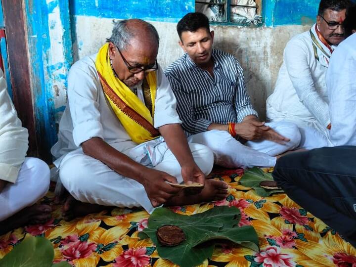 MP Election 2023: चुनावी साल में गरीबों के दरवाजों पर दस्तक दे रहे सीएम-पूर्व सीएम, लोगों से पूछ रहे हालचाल, पत्तों पर कर रहे भोजन MP Assembly Elections 2023 Digvijaya Singh Shivraj Singh Chouhan Visit Poor Families from door to Door ANN MP Election 2023: चुनावी साल में गरीबों के दरवाजों पर दस्तक दे रहे सीएम-पूर्व सीएम, लोगों से पूछ रहे हालचाल, पत्तों पर कर रहे भोजन