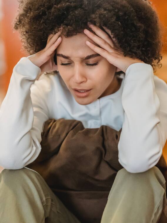 क्यों पड़ता है माइग्रेन अटैक? जानें लक्षण और बचने के उपाय