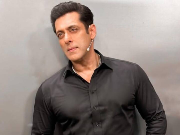 सलमान खान के भी एक रेंज रोवर वोग कार है जिसकी कीमत 4 करोड़ रुपए हैं.