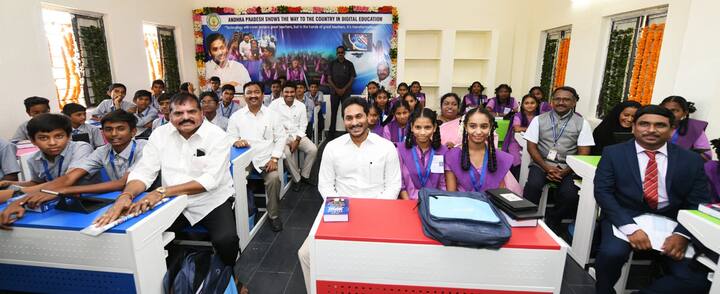 విద్యార్దులతో కలసి తరగతి గదిలో బెంచ్ పై కుర్చున్న జగన్,మంత్రి బొత్సా