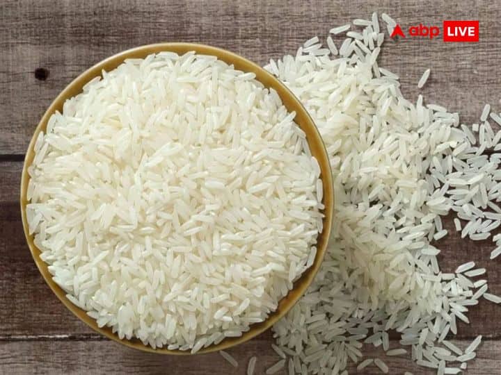 एकादशी के दिन चावल नहीं खाना चाहिए. यह बात कई लोग जानते होंगे. एकादशी के दिन चावल खाने के अगले जन्म में मनुष्य का जन्म रेंगने वाले जीव की योनि में होता है. एकादशी के साथ ही भगवान विष्णु से संबंधित किसी भी पूजा या तिथि में चावल नहीं खाना चाहिए.