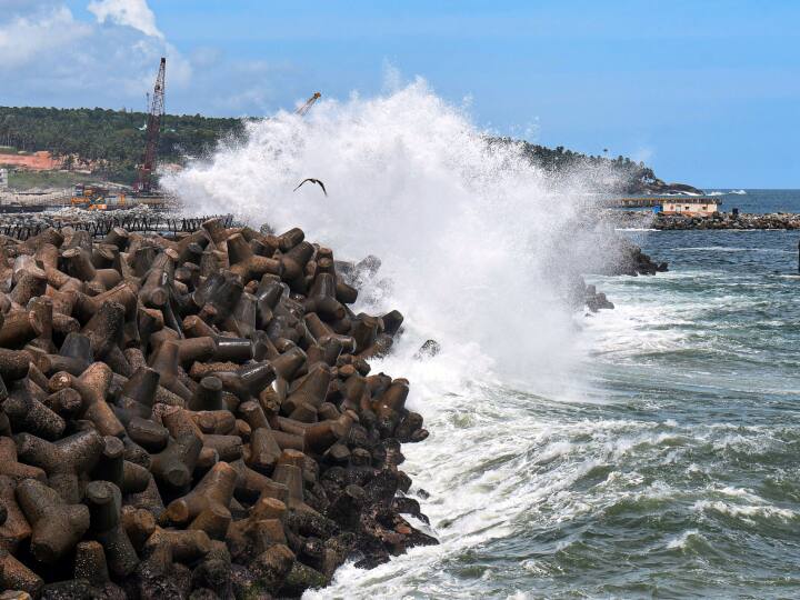 बेहद गंभीर चक्रवाती तूफान बिपरजॉय के गुरुवार (15 जून) को गुजरात के कच्छ जिले में जखाऊ पत्तन के पास तट पर पहुंचने का अनुमान है. भारत मौसम विज्ञान विभाग (आईएमडी) ने सोमवार (12 जून) को यह जानकारी दी.