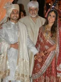 लाल जोड़ा, मांगटीका और लेयर्ड नेकलेस में खूबसूरत लगीं विक्रम भट्ट की बेटी