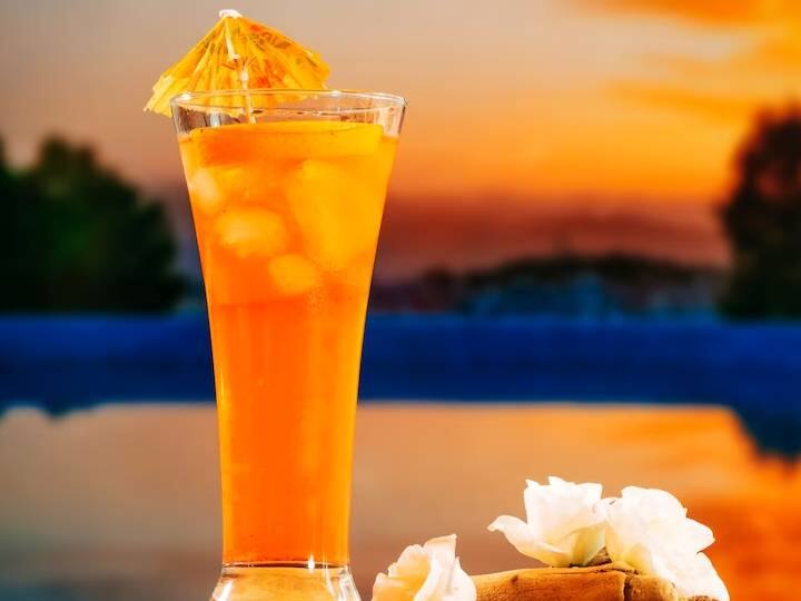 ऑरेंज सनसेट नारंगी और नींबू से बना एक रंगीन मॉकटेल है. एक बार पी लेंगे तो बार-बार पीने का मन करेगा.