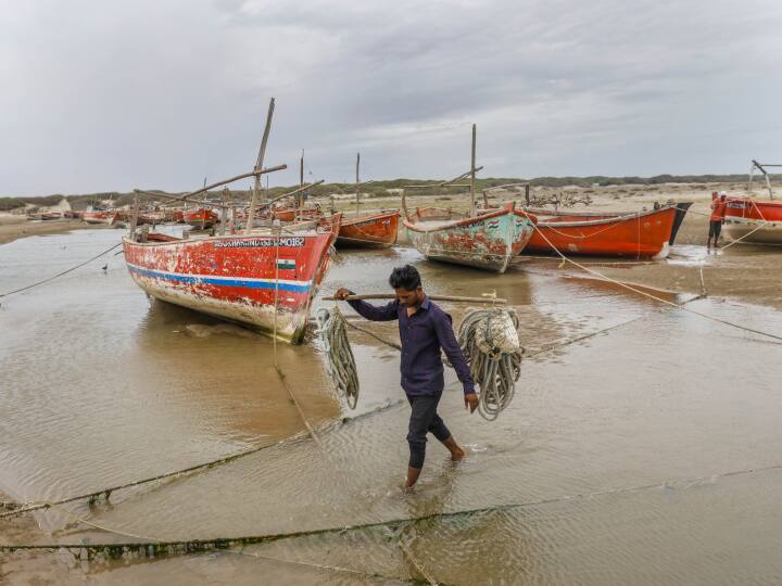 अधिकारियों ने बताया कि कच्छ, पोरबंदर, देवभूमि द्वारका, जामनगर, जूनागढ़ और मोरबी के समुद्र तट के पास रहने वाले लोगों को सुरक्षित स्थानों पर पहुंचाया जा रहा है. इसके साथ ही मछुआरों को मछली पकड़ने के लिए समुद्र में नहीं जाने की सलाह दी गई है.