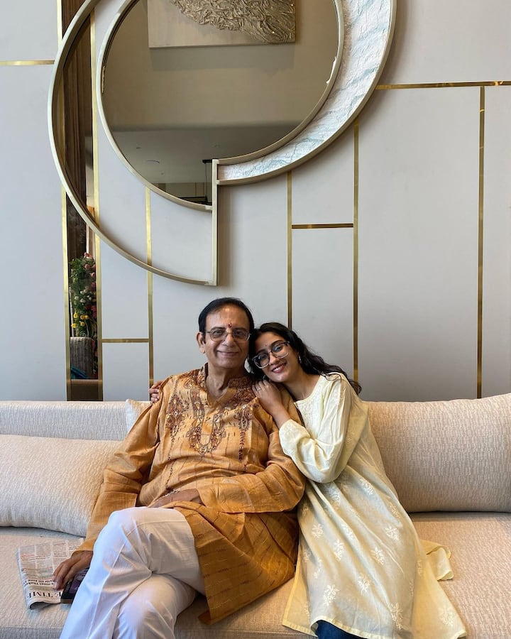 सुष्मिता सेन के पेरेंट्स हाल ही में अपने नए घर में शिफ्ट हुए हैं. जिसकी तस्वीरें रेने सेन ने अपने इंस्टाग्राम अकाउंट पर शेयर की हैं.