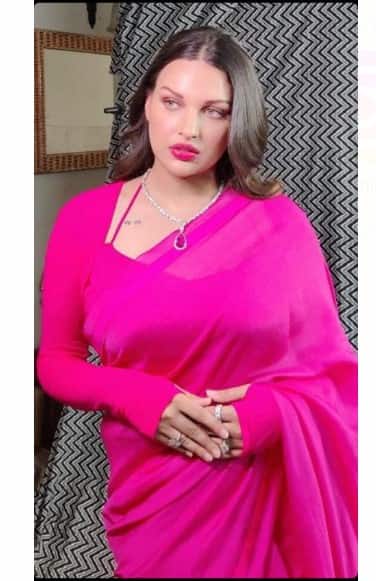 ਹਿਮਾਂਸ਼ੀ ਖੁਰਾਣਾ ਨੇ ਗੁਲਾਬੀ ਸਾੜ੍ਹੀ 'ਚ ਲੁੱਟੀ ਮਹਫ਼ਿਲ