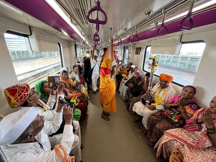 यंदा वारी हायटेक झाली आहे. त्यासोबत वारकरीदेखील हायटेक झाल्याचं बघायला मिळालं.