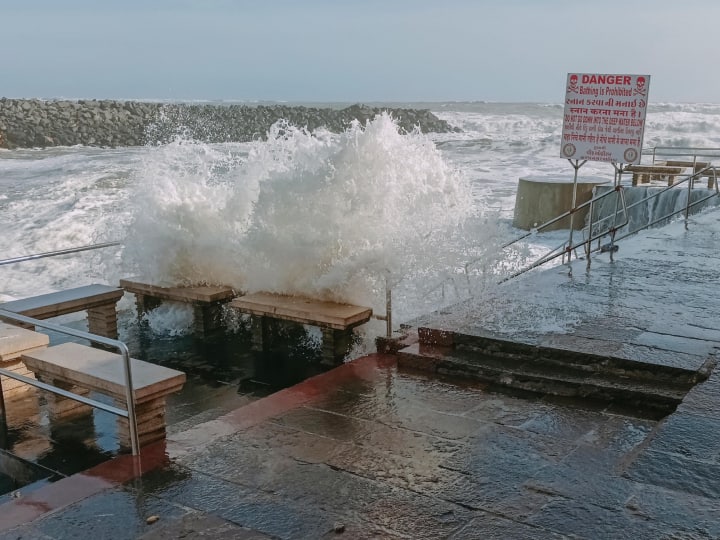 Cyclone Biparjoy: चक्रवाती तूफान बिपरजॉय विकराल रुप लेता जा रहा है. भारतीय मौसम विभाग के अनुसार यह 15 जून को 125-135 किमी प्रति घंटे की रफ्तार से गुजरात और पाकिस्तान कराची को हिट करेगा.