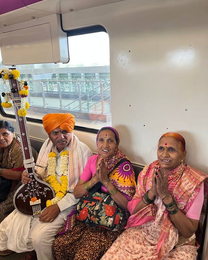 हरी नामाच्या गजरात वारकऱ्यांनी मेट्रोचा प्रवास केला.