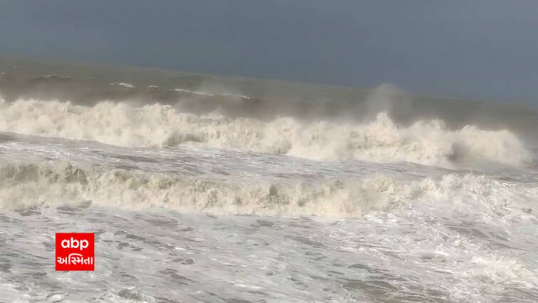 Biparjoy Cyclone: IMD issues Cyclone alert for Saurashtra & Kutch Coast Biparjoy Cyclone: પોરબંદરથી 360 કિલોમીટર દૂર છે બિપરજોય વાવાઝોડુ, 125થી 135 કિમી પવનની ગતિએ ટકરાશે