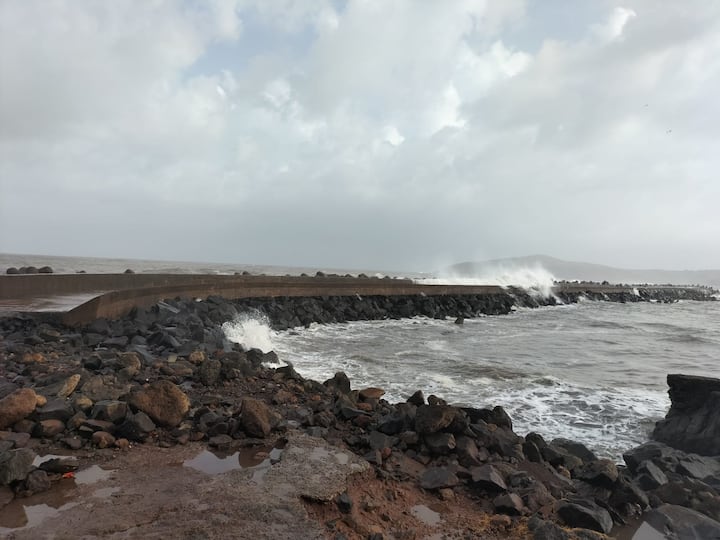 दरम्यान, गणपतीपुळे समुद्रकिनाऱ्यावरही बिपरजॉय चक्रीवादळाचा प्रभाव दिसला.