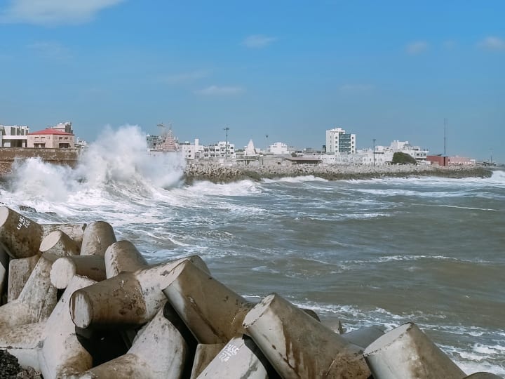 Cyclone Biparjoy Effect High tide hits coastal area Kutch Saurashtra Yellow alert issued Cyclone Biparjoy Effect: गुजरात तट की ओर तेजी से बढ़ रहा साइक्लोन, कच्छ और सौराष्ट्र में येलो अलर्ट जारी, NDRF ने संभाला मोर्चा