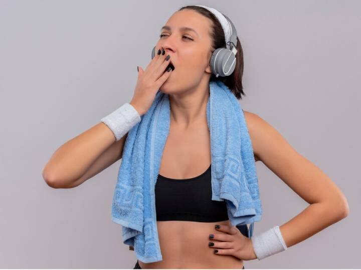 Yawning While Exercising Know Why Does It Happen योगा या वर्कआउट के दौरान आती है जम्हाई, तो यह नॉर्मल नहीं बल्कि है यह शारीरिक गड़बड़ी