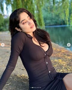 Janhvi Kapoor: ਜਾਨ੍ਹਵੀ ਕਪੂਰ ਨੇ ਟਾਪ ਦੇ ਬਟਨ ਖੋਲ ਕੇ ਫਲਾਂਟ ਕੀਤਾ ਕਲੀਵੇਜ, ਹੌਟ ਫਿਗਰ 'ਤੇ ਦਿਲ ਹਾਰ ਬੈਠੇ ਪ੍ਰਸ਼ੰਸਕ