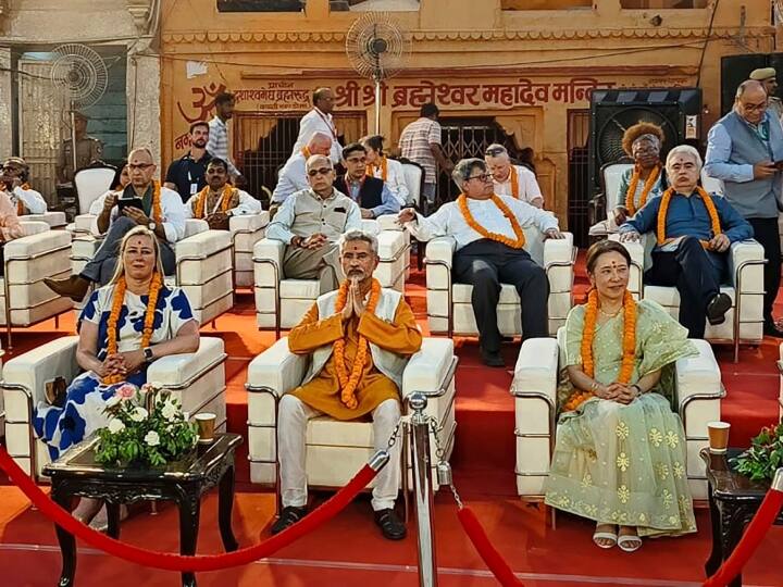 G20 Summit: गंगा आरती में शामिल हुए जी-20 के मेहमान, हुआ भव्य स्वागत, भोज में आए सीएम योगी G-20 guests attended Ganga Aarti on Varanasi Dashashwamedh Ghat and CM Yogi Adityanath G20 Summit: गंगा आरती में शामिल हुए जी-20 के मेहमान, हुआ भव्य स्वागत, भोज में आए सीएम योगी