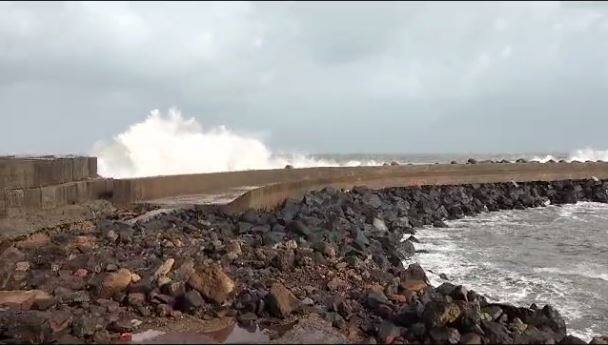 कोकणातील समुद्रकिनारी उंच उंच लाटा पाहायला मिळत आहेत.